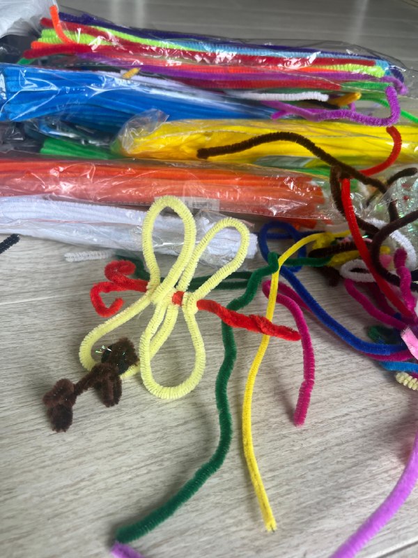 Taller de juguetes con alambre chenille y pompones